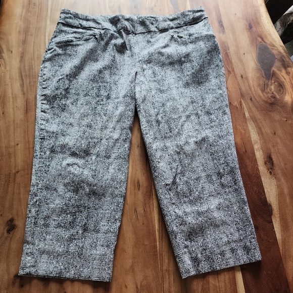 Carolina Belle stretchy black/white pull up cropped pants/capris,size 20W - Picture 3 of 7